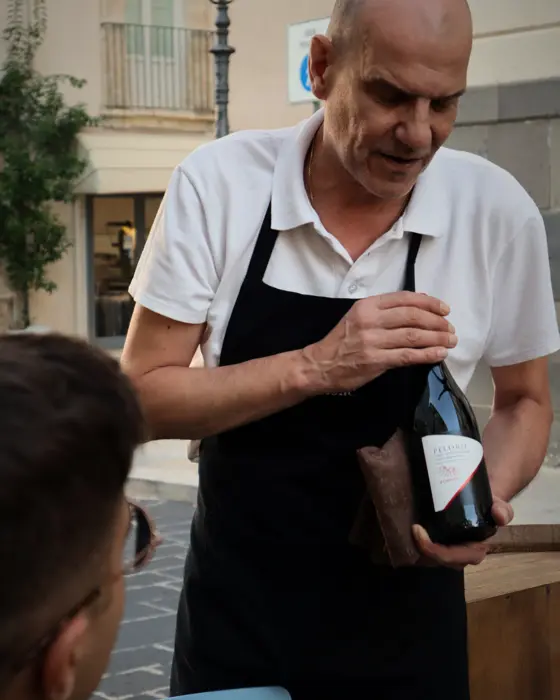 Maurizio presenta un vino